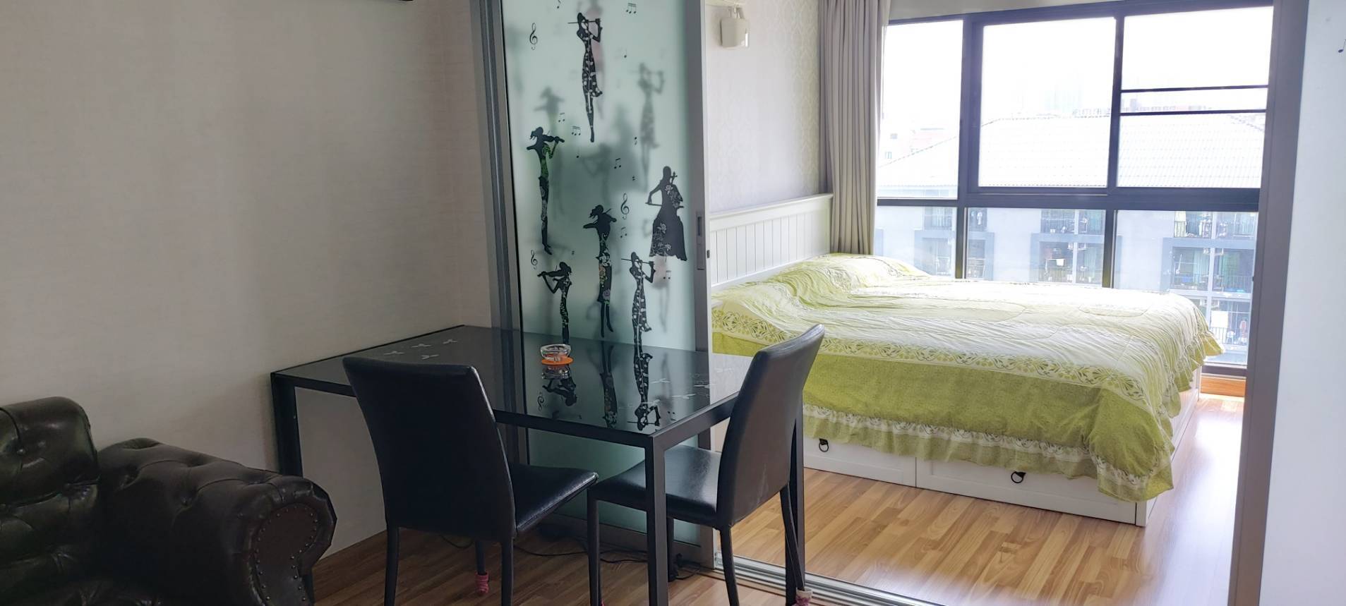 ขายคอนโด The Green Condo 3 เดอะ กรีน คอนโด 3 เฟส : 3 ชั้น: 7 แบบ 1 ห้องนอน 1 ห้องน้ำ 1 ห้องนั่งเล่นและ 1 ห้องครัว ขนาด 31.5 ตารางเมตร