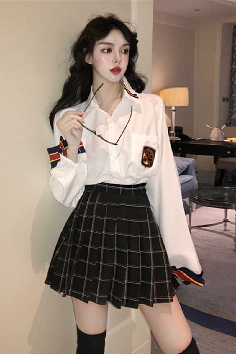 พรีออเดอร์ : เสื้อเชิ้ตแฟชั่นทรง Oversize แขนยาว แต่งแถบลายเส้นตามแบบ และ กระโปรงสีดำลายตาราง (ราคาแยกชิ้น)