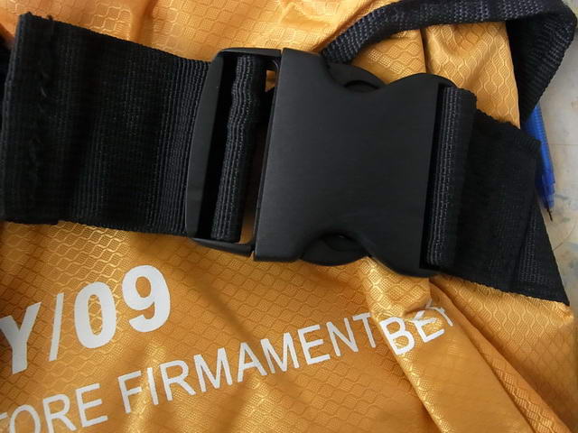 กระเป๋าสะพาย SUPREME ใบใหญ่ กว้า15นิ้ว ผ้ากันน้ำ มีสายรัดเอวเพิ่มความกระชับ