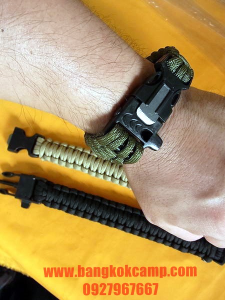 สายรัดข้อมือ (สีเขียว) Survival 550 PARACORD BRACELET ถักจากเชือกพาราคอด PARACORD550 รุ่นใหม่มีแท่งจุดไฟ+นกหวีด สีเขียว