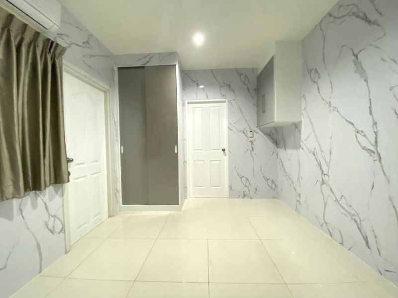 พร้อมอยู่ ให้เช่าบ้านเดี่ยวรีโนเวทใหม่ ราคา95,000 บาท ต่อเดือน Passorn Prestige Pattanakarn 38 : ภัสสร เพรจทีส พัฒนาการ 38 ทำเลดี เข้าออกได้หลายทาง