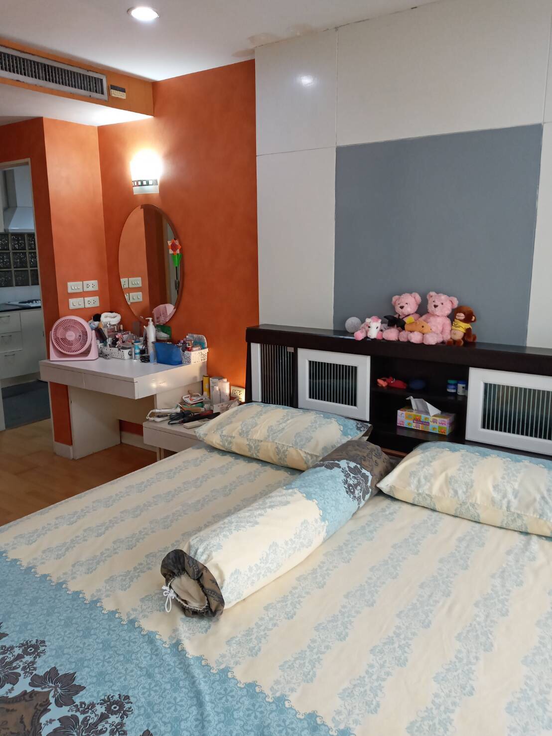 ขายคอนโด Baan Sukhumvit (บ้าน สุขุมวิท) แบบห้องมี 2 ห้องนอน 2 ห้องน้ำ (bathtub 1 & shower 1) มี 1 ห้องรับแขก 1 ห้องครัว