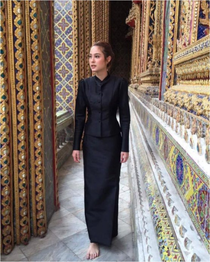 ชุดไทยจิตรลดาสีดำ แบบกระดุมหน้า ไหล่จีบ อยู่ทรงสวย พร้อมส่ง