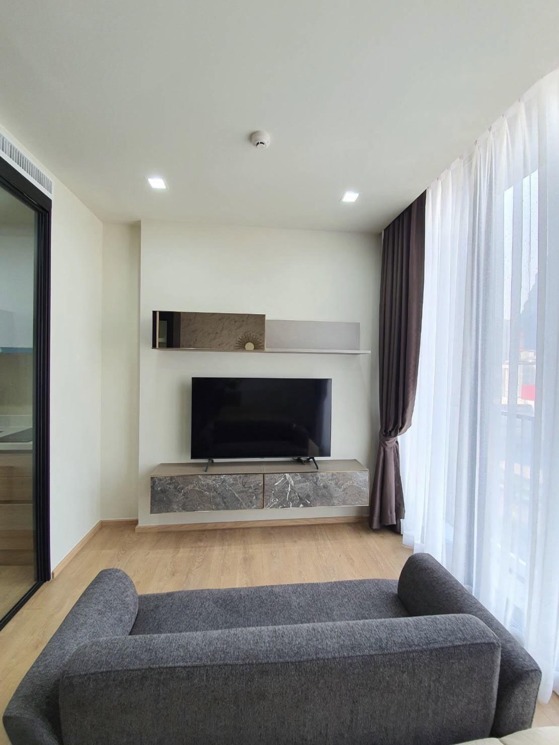 ให้คอนโด Noble Around Sukhumvit 33 (โนเบิล อราวน์ สุขุมวิท 33) ห้องแต่งครบพร้อมอยู่ 1 ห้องนอน 1 ห้องน้ำ ขนาด 30 ตรม