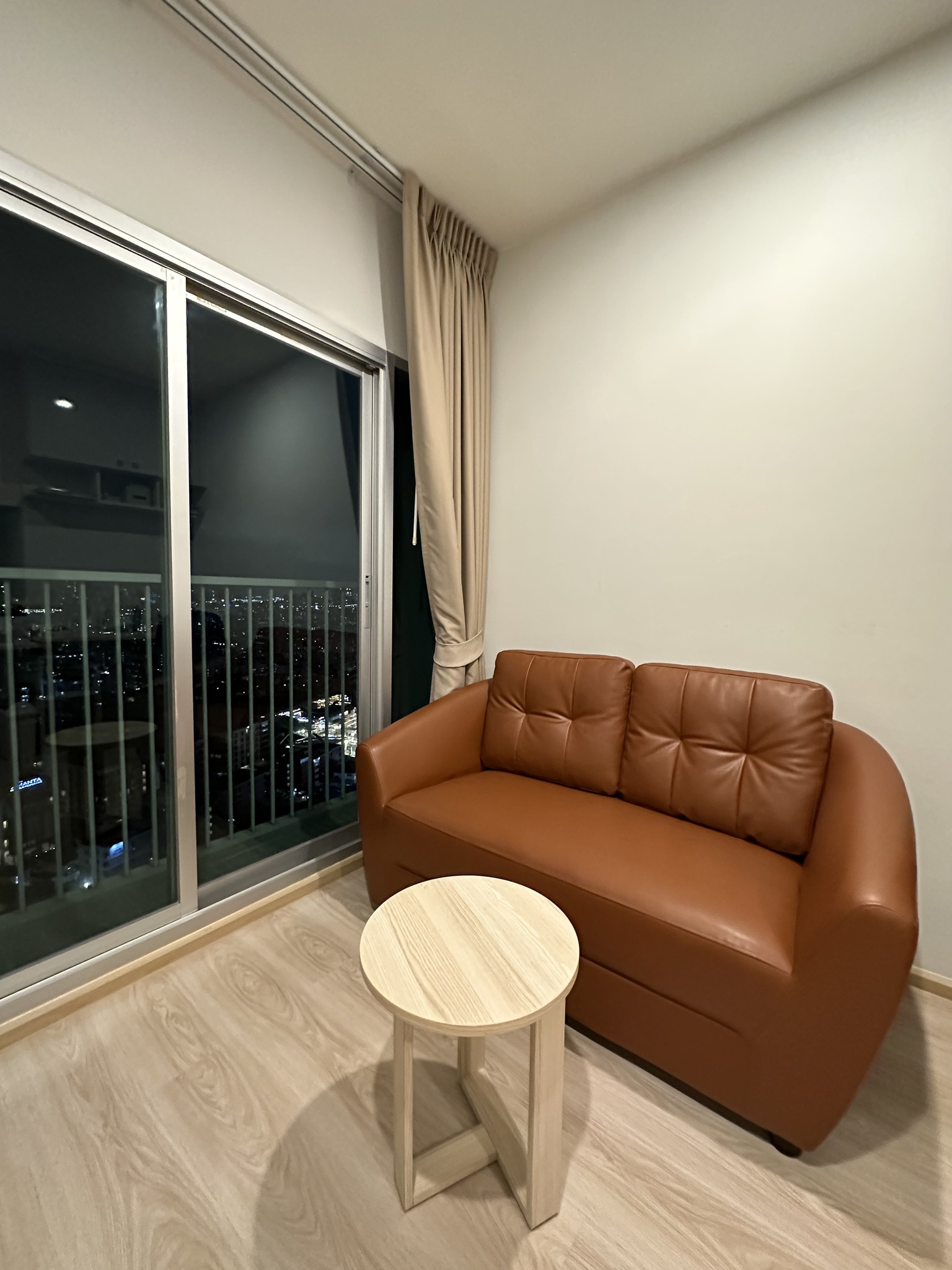 ให้เช่าคอนโด Noble Revolve Ratchada1 1 ห้องนอน 1 ห้องน้ำ ขนาด 26 ตรม ชั้น 28 ติด MRT