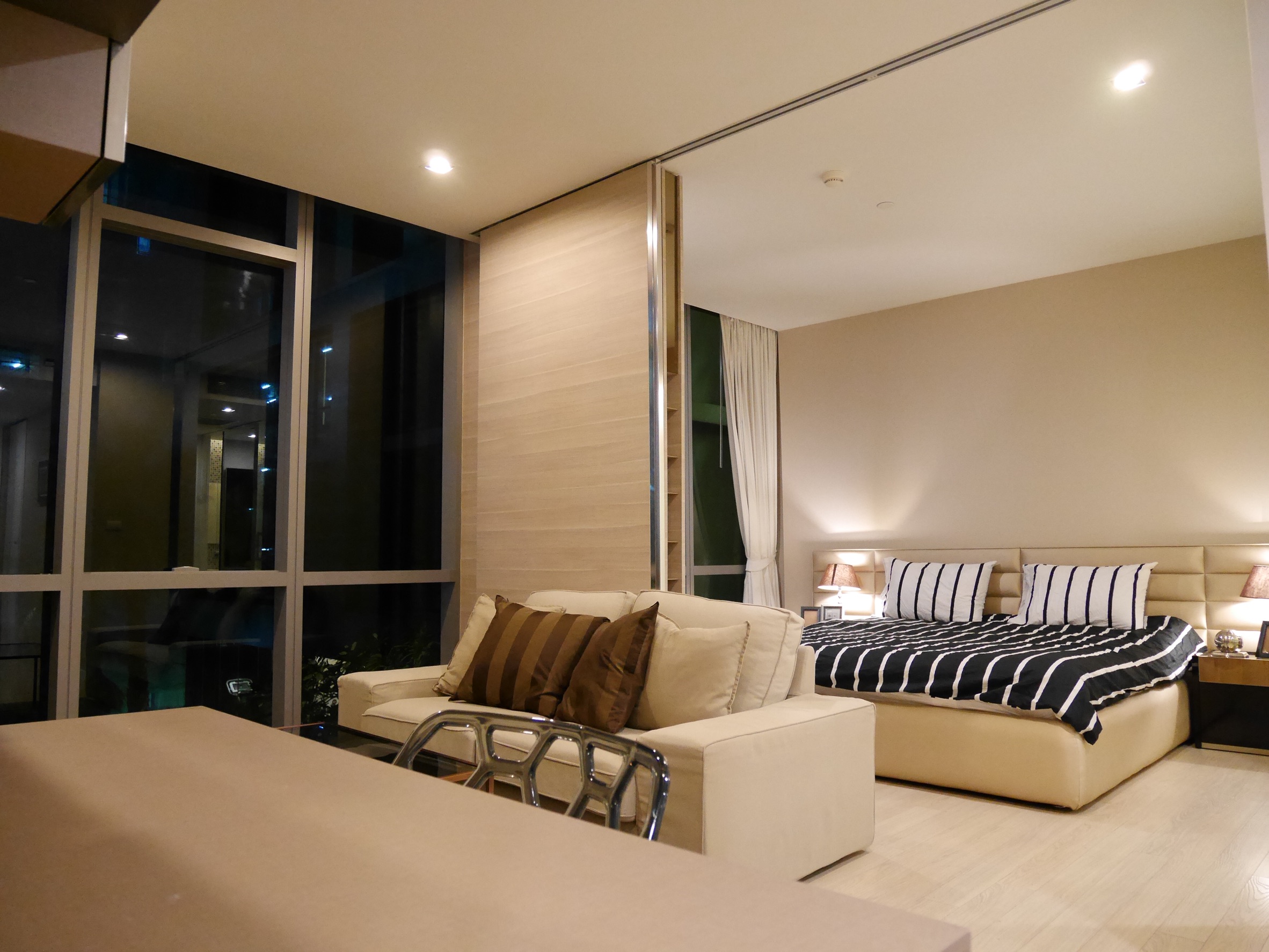 ห้เช่าคอนโด The Room Sukhumvit 21 (เดอะ รูม สุขุมวิท 21 อโศก ) 1 ห้องนอน 1 ห้องน้ำ ขนาด 50 ตรม