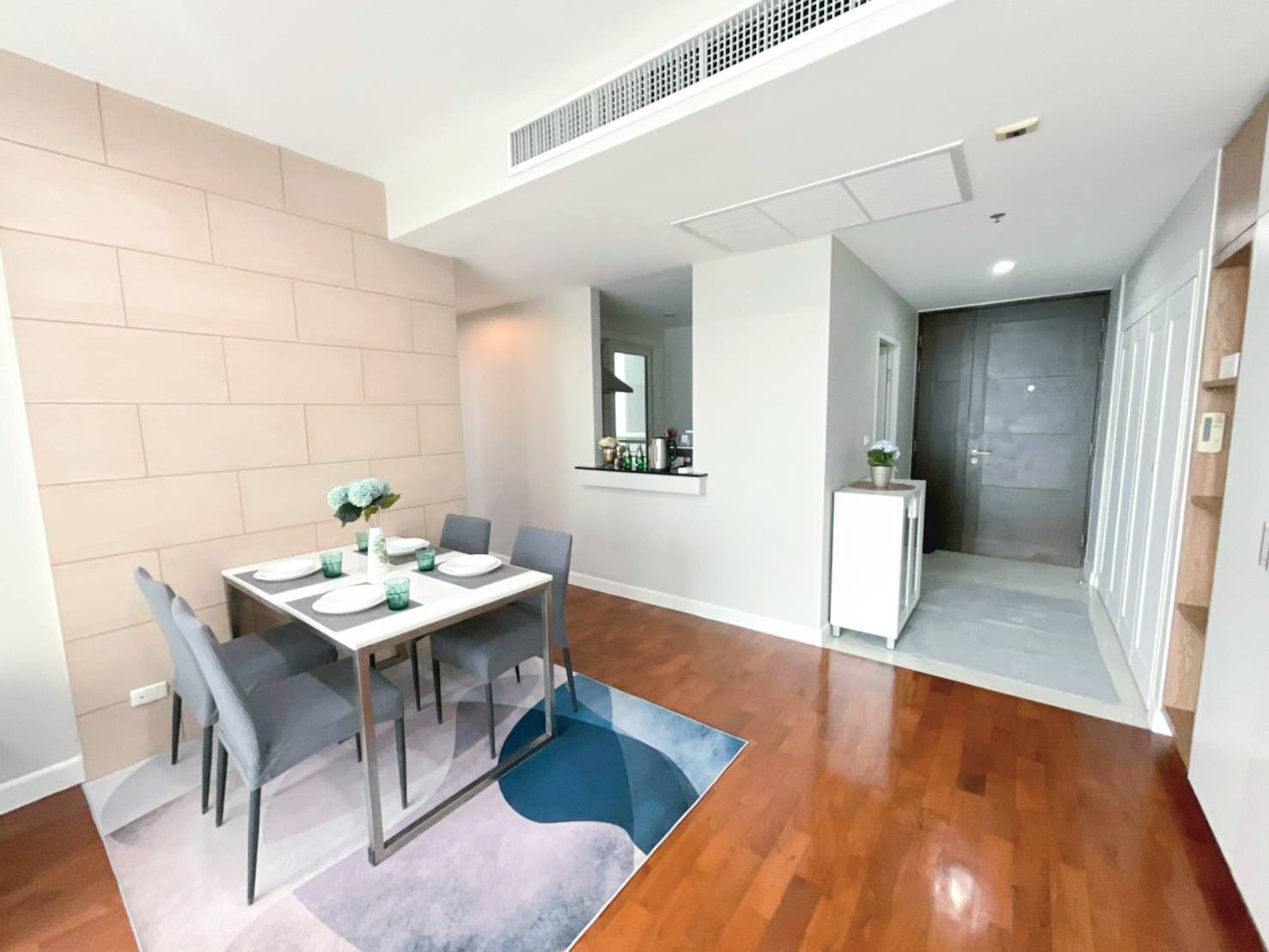 ให้เช่าคอนโด Siri Residence (สิริ เรสซิเด้นซ์) (สุขุมวิท 24) 2 ห้องนอน 2 ห้องน้ํา (1 อ่างอาบน้ํา) ขนาด 93 ตารางเมตร