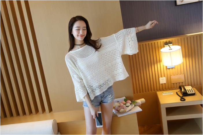 เสื้อไหมพรมสีขาว ทรงปล่อย แขนยาว เรียบๆ สวยดูดี ใส่สบาย
