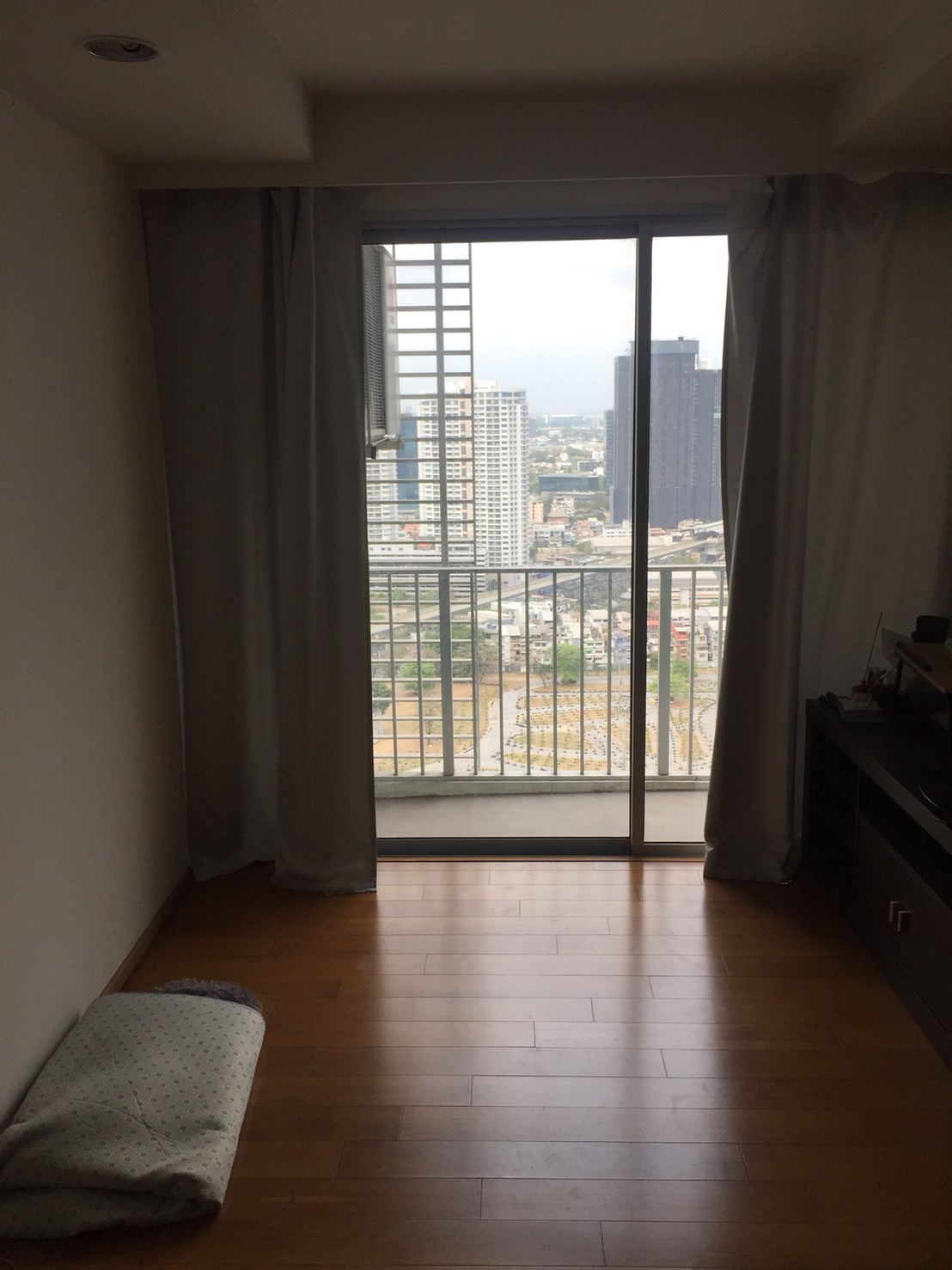 ขายด่วนคอนโด Abstracts Phahonyothin Park (แอ็บสแตร็กส์ พหลโยธิน พาร์ค 1 ห้องนอน 1 ห้องน้ำ ขนาด 44.19 ตรม ชั้น 31 วิว ตึกช้าง