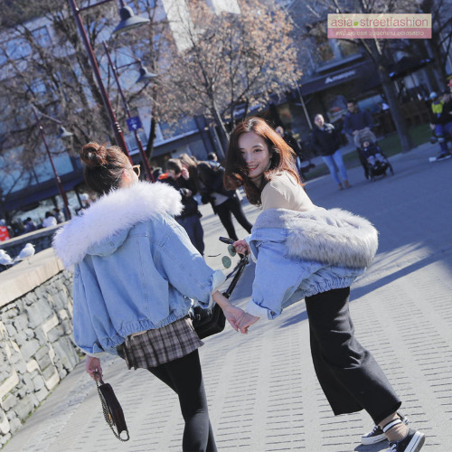 เสื้อกันหนาว ช่วงตัวเป็นผ้ายีนส์ ด้านในบุขนช่วงตัว ช่วงแขนบุซับในกันลม พร้อมขนเฟลอฟูนุ่มมาก งานดี การรันตีจ้า มี 3 สีน้า ขนสีเทา