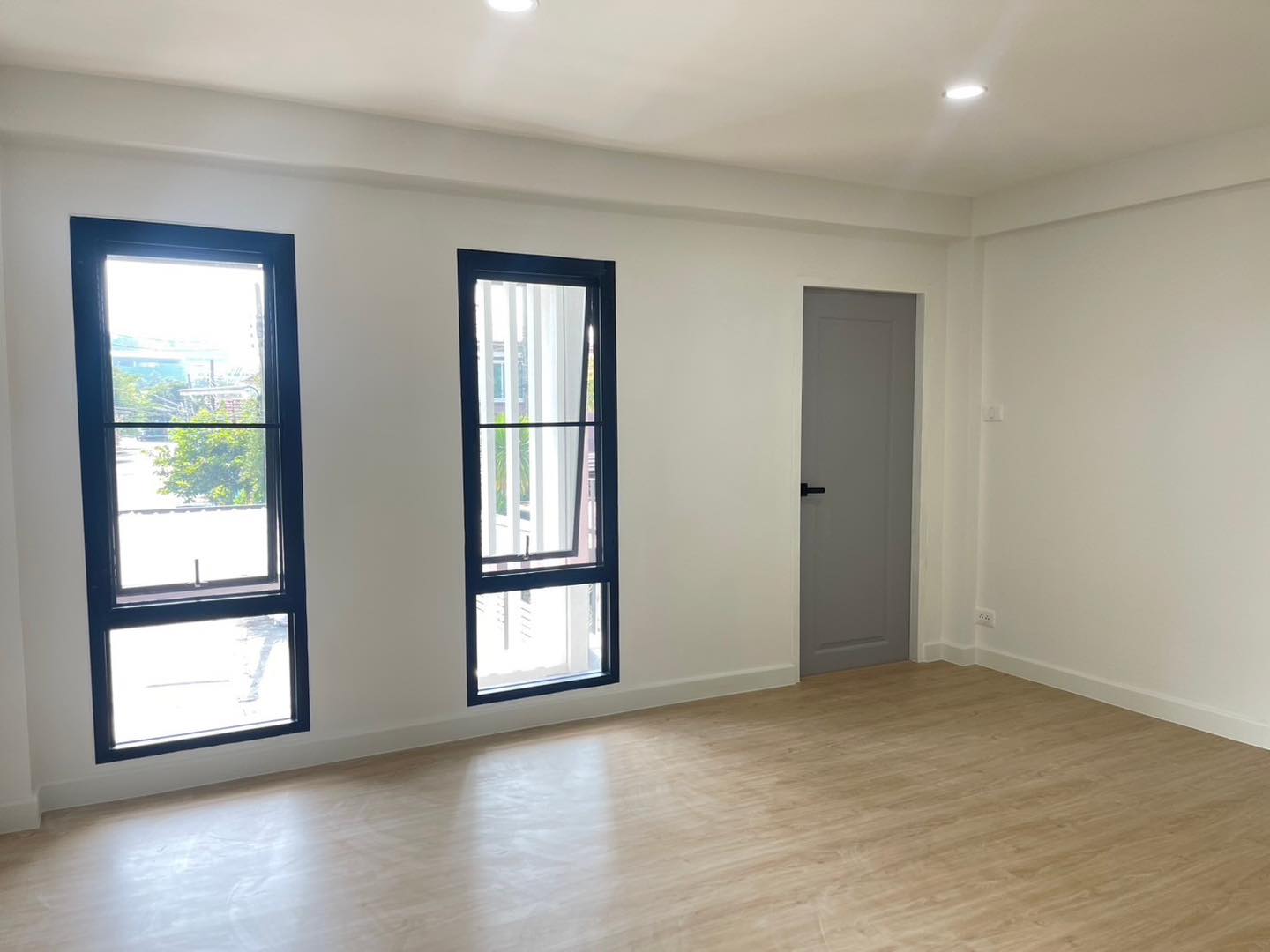 ด่วน! ทาวน์โฮม 3 ชั้น ติวานนท์ 43 ใกล้ MRT สามัคคี ✨ รีโนเวทใหม่หมดจด! ราคาพิเศษ ฿3.99 ล้าน