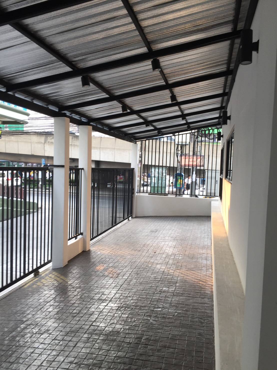 ให้เช่าตึกแถว ติดถนนอ่อนนุช หน้าปากซอยอ่อนนุช 47 ร้านเดิมเปิดเป็นร้านทำผม ทำเล็บ ทั้งหมด 4 ชั้น