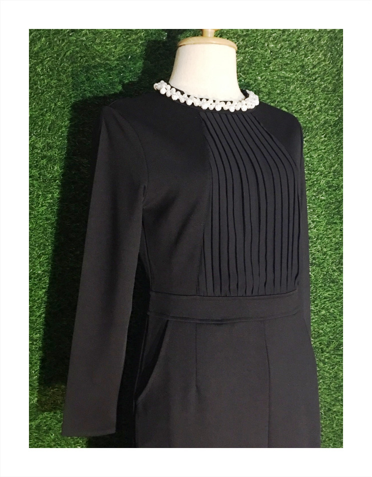 ชุดเดรสทำงานสีดำ ทรงเข้ารูป แขนยาว คอปิดประดับมุก แนวเรียบหรู สวยสง่า ดูดี สไตล์สาวออฟฟิศ