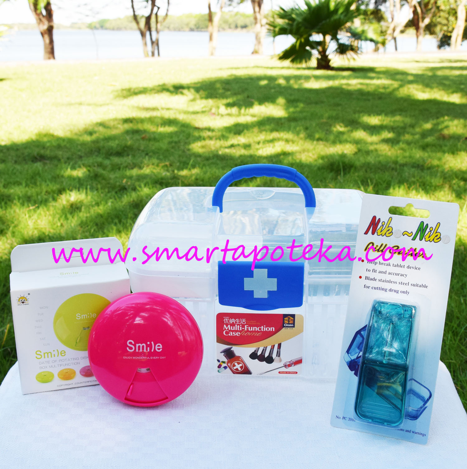 PK MED กล่องใส่ยาสามัญประจำบ้าน Size "S" (น้ำเงิน) + ตลับใส่เม็ดยา smile candy (สีชมพู) + ที่ตัดเม็ดยา (สีเขียว/น้ำเงิน)