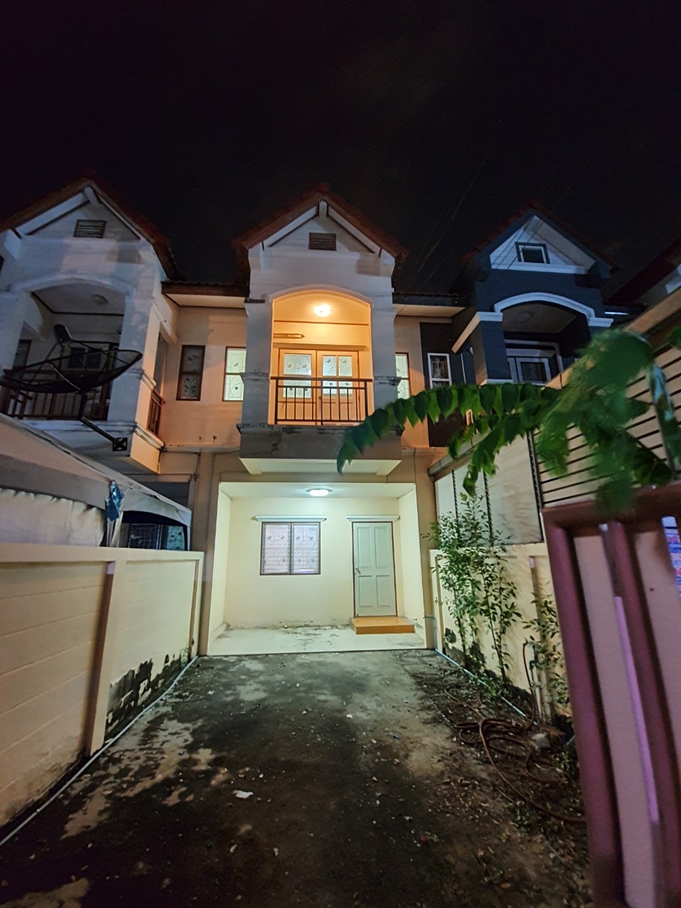 ให้เช่าทาวน์เฮ้าส์ 2 ชั้น หมู่บ้านกานต์มณีพาร์ค บางกรวย - ไทรน้อย 2 ห้องนอน 2 ห้องน้ำ 1 จอด (ในหมู่บ้านมีคลับเฮ้าส์ ให้บริการ)