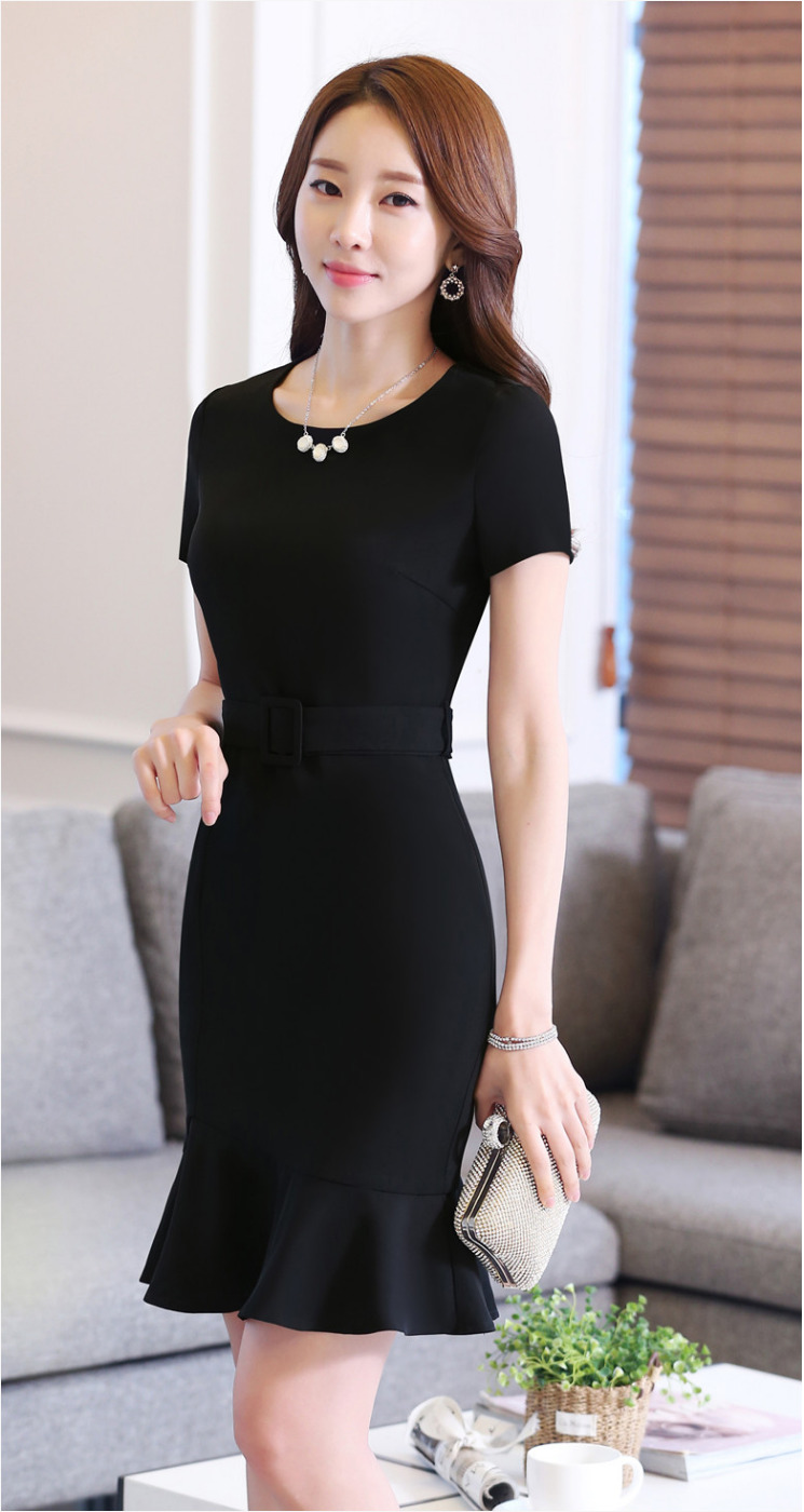 ชุดเดรสทำงานสีดำ ทรงเข้ารูป แขนสั้น ปลายกระโปรงแต่งระบาย แนวเรียบร้อย สวย ดูดี แฟชั่นทำงานสไตล์สาวออฟฟิศ