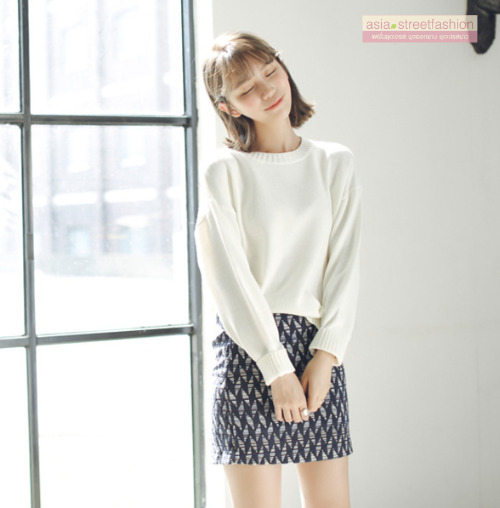 Sweater เสื้อสเวทเตอร์แขนยาว สีขาว ทรงสวย จะใส่เดี่ยวไหรือใส่โค้ทคลุมก็เริ่ด