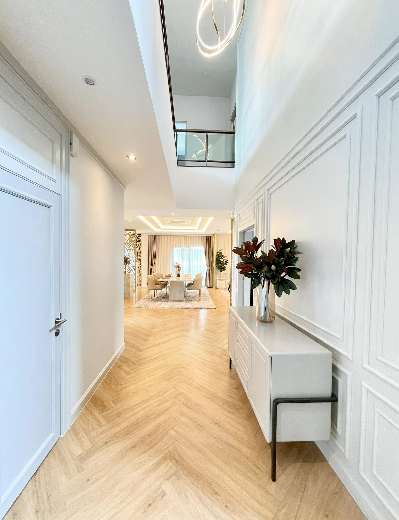 ให้เช่าบ้านเดี่ยว 2 ชั้น หมู่บ้าน THE CITY บางนา ✨ทำเลทอง✨ใกล้Mega Bangna และโรงเรียนนานาชาติชั้นนำ ห้องนอน : 6 ห้องนอน (รวมห้องแม่บ้าน) ห้องน้ำ : 7