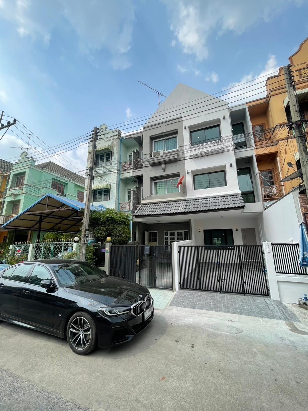 ขายทาวน์โฮม 3 ชั้น โครงการหมู่บ้านลัลลี่วิลล์ ลำลูกกา-คลอง 1 ราคาเพียง 2,290,000 บาท ฟรีโอน