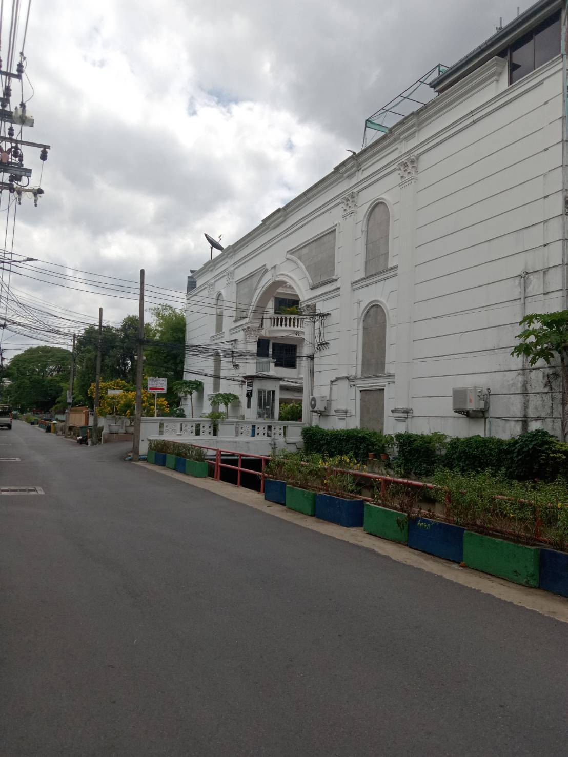 ขาย / ให้เช่า ทาวน์โฮม 3 ชั้น หน้ากว้าง 56 เมตร ย่านทองหล่อ ใกล้ BTS พร้อมพงษ์ หมู่บ้าน Leo Classic Place