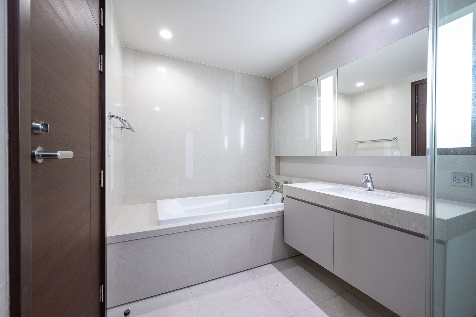 ให้เช่าคอนโด Quattro by Sansiri (ควอทโทร บาย แสนสิริ) มีทั้ง 1-3 ห้องนอน ห้องใหม่ยังไม่เคยพัก แต่งครบพร้อมเข้าอยู่