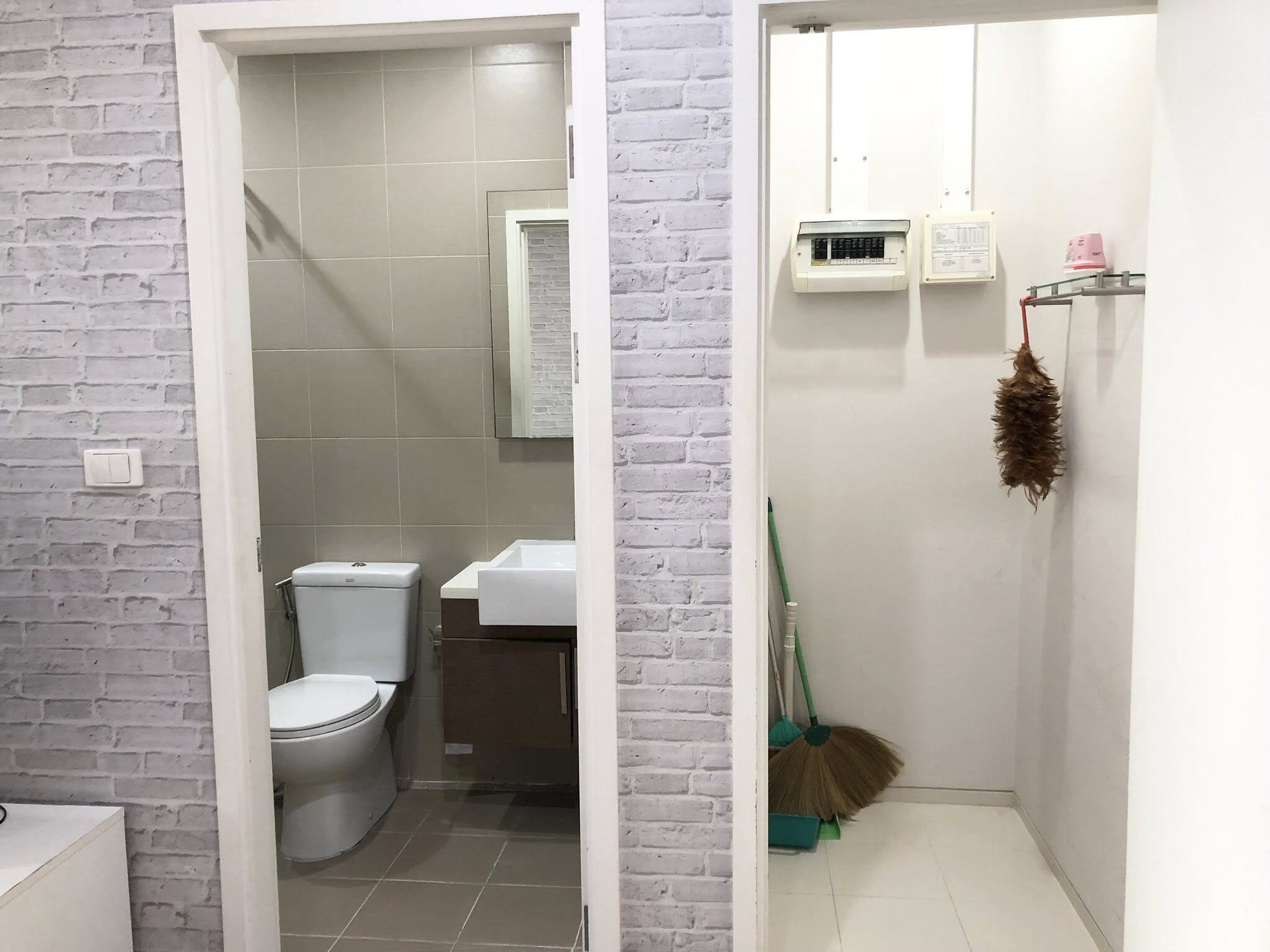 ðïļ āđāļŦāđāđāļāđāļēāļāļāļāđāļ āđāļŪāļāđ āļŠāļēāļāļĢ / For Rent Hive Sathorn Condominium ( English below )