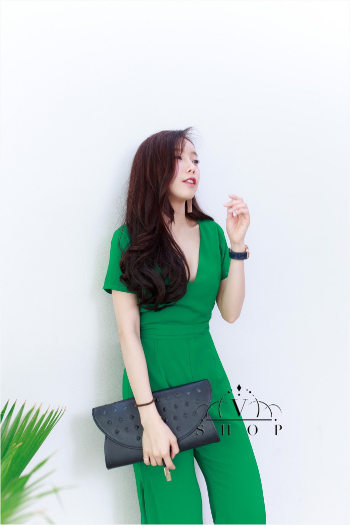 จั๊มสูทขายาวสีเขียว ผ้าทิ้งตัว ใส่สบาย ทรงสวย ดีเทลเก๋ๆผ่าข้าง