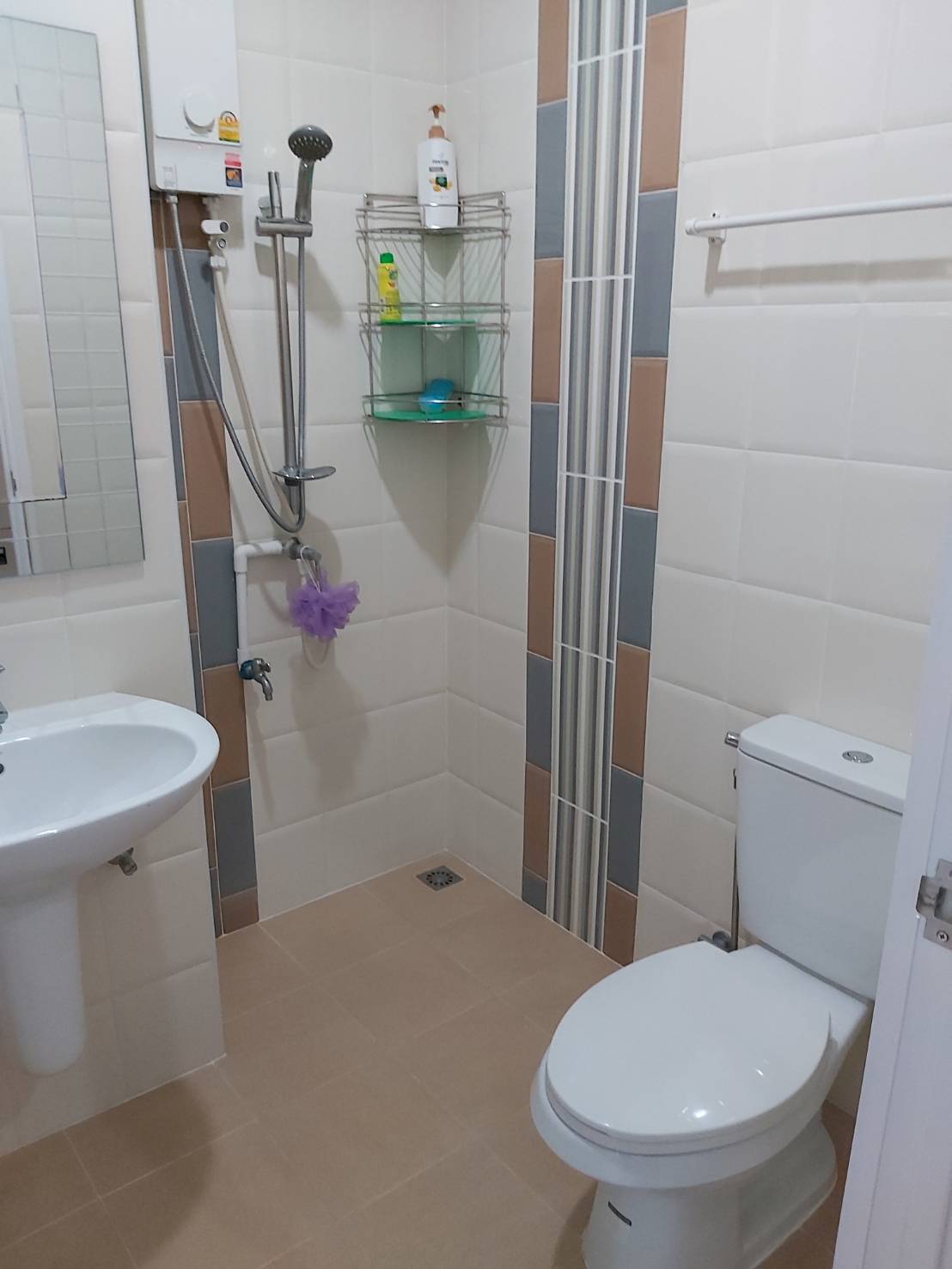 ขายทาวน์เฮ้าส์ 2 ชั้น หมู่บ้าน โกลเด้น ทาวน์ วัชรพล-สุขาภิบาล 5 Gloden Town Watcharapol-Sukhapiban 5 มี 4 ห้องนอน