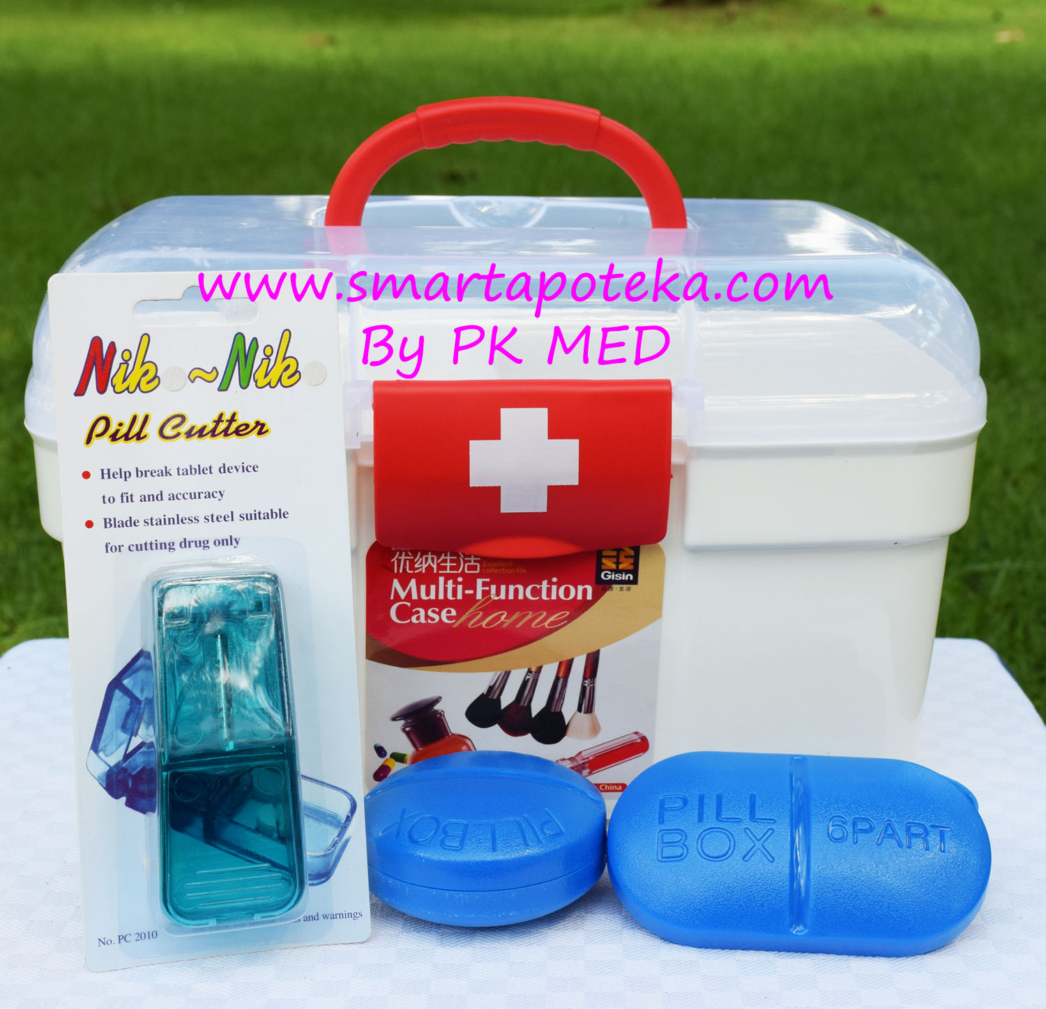 PK MED กล่องใส่ยาสามัญประจำบ้าน Size "L" (แดง) + ตลับยาแคปซูล (น้ำเงิน) + ตลับยาเม็ดกลม (น้ำเงิน) + ที่ตัดเม็ดยา (น้ำเงิน/เขียว)