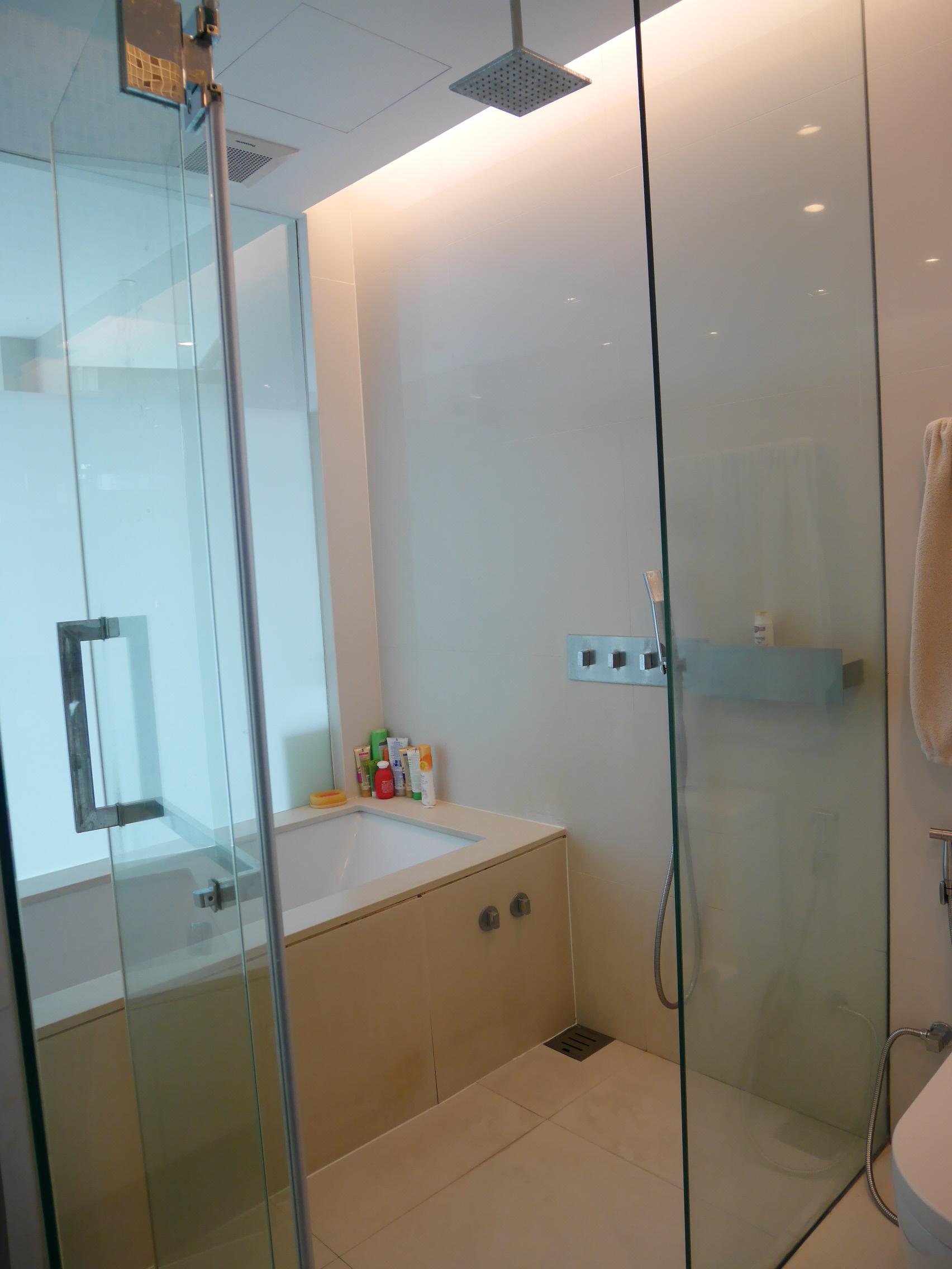 ให้เช่าคอนโด The Room Sukhumvit 21 (เดอะ รูม สุขุมวิท 21) 2 ยูนิต ห้องตกแต่งพร้อมเข้าอยู่ คอนโดใจกลางอโศก เยื้องตึกแกรมมี่