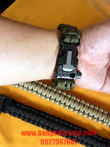สายรัดข้อมือ (สีเขียว) Survival 550 PARACORD BRACELET ถักจากเชือกพาราคอด PARACORD550 รุ่นใหม่มีแท่งจุดไฟ+นกหวีด สีเขียว