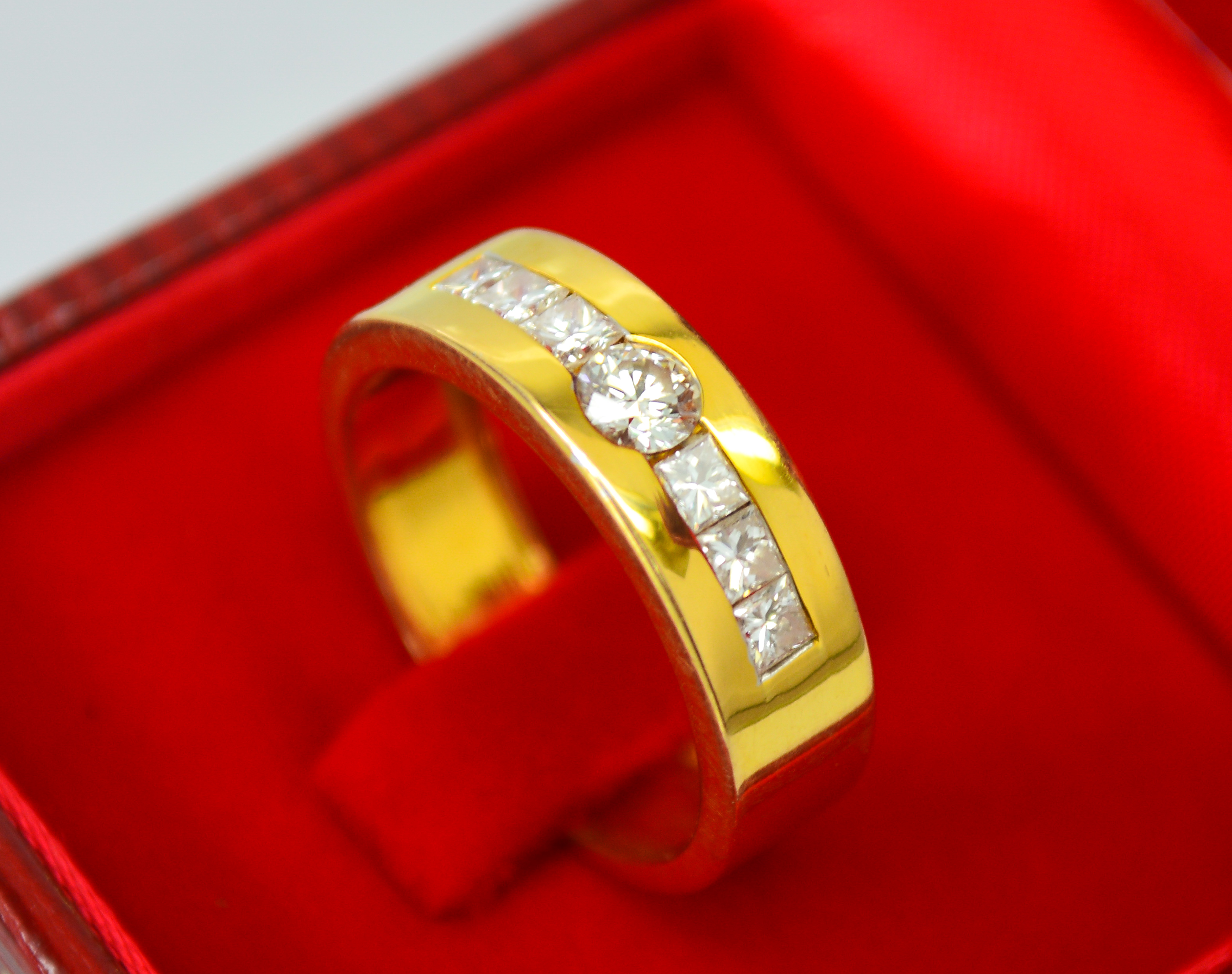 แหวนเพชรชาย ทอง 5.7 g เพชรน้ำหนักรวม 0.83 กะรัต เม็ดกลาง 0.23 ข้าง 0.60 (Sold)