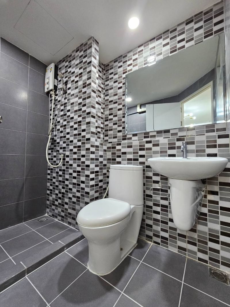 ขาย / เช่าคอนโดติดรถไฟฟ้า ราคาเพียง 1.25ล. !!พิเศษ!! ผ่อนตรงเจ้าของได้ dcondo Rattanathibet (ดีคอนโด รัตนาธิเบศร์) ติด MRT สถานีไทรม้า ห้องสวย สภาพใหม่ พร้อมอยู่