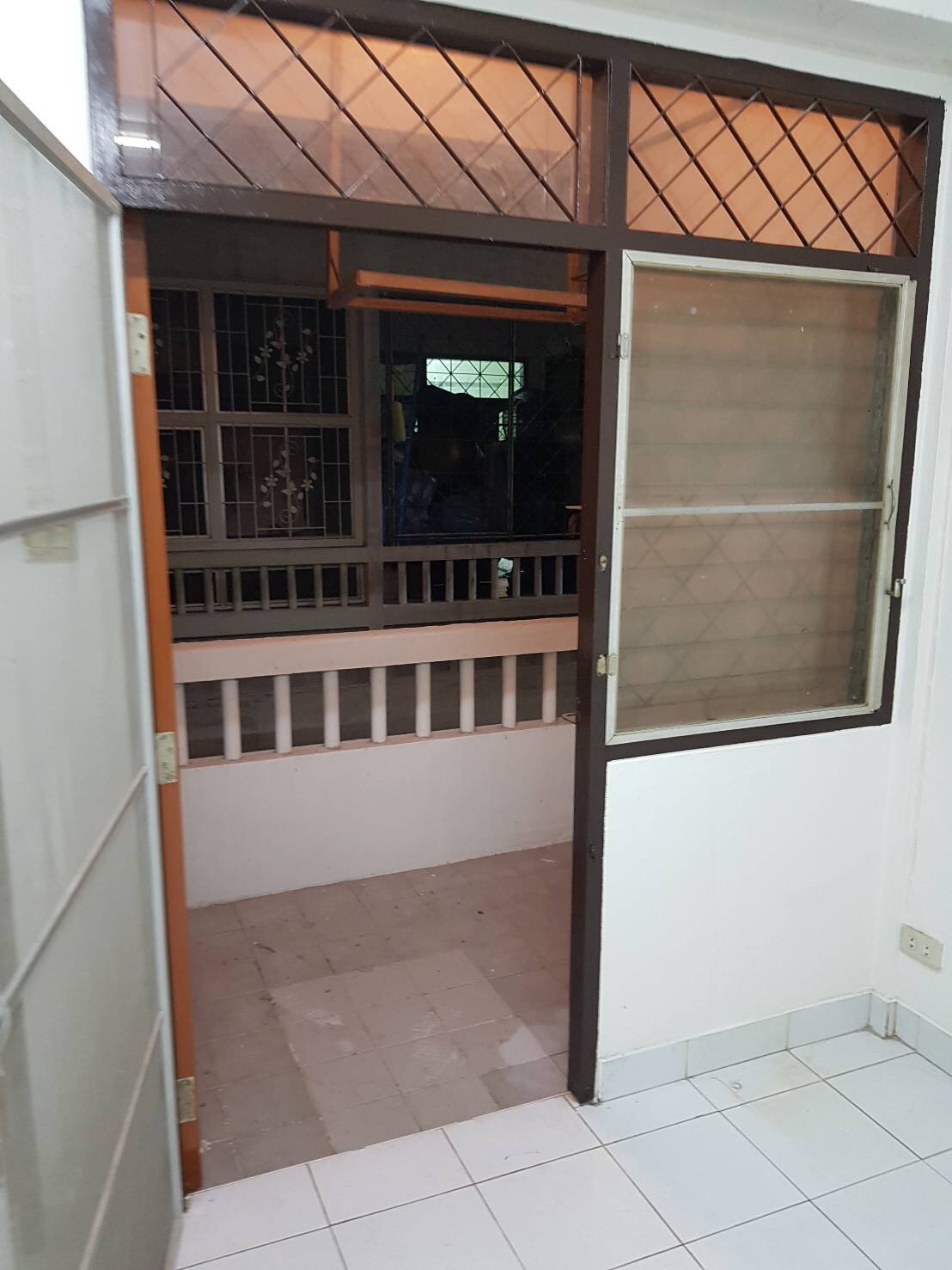 ขายถูกคอนโดสินเศรษฐี สี่แยกลำสาลี ( ซอย รามคำแหง 52/2 ) ขาย 2 ยูนิตติดกัน