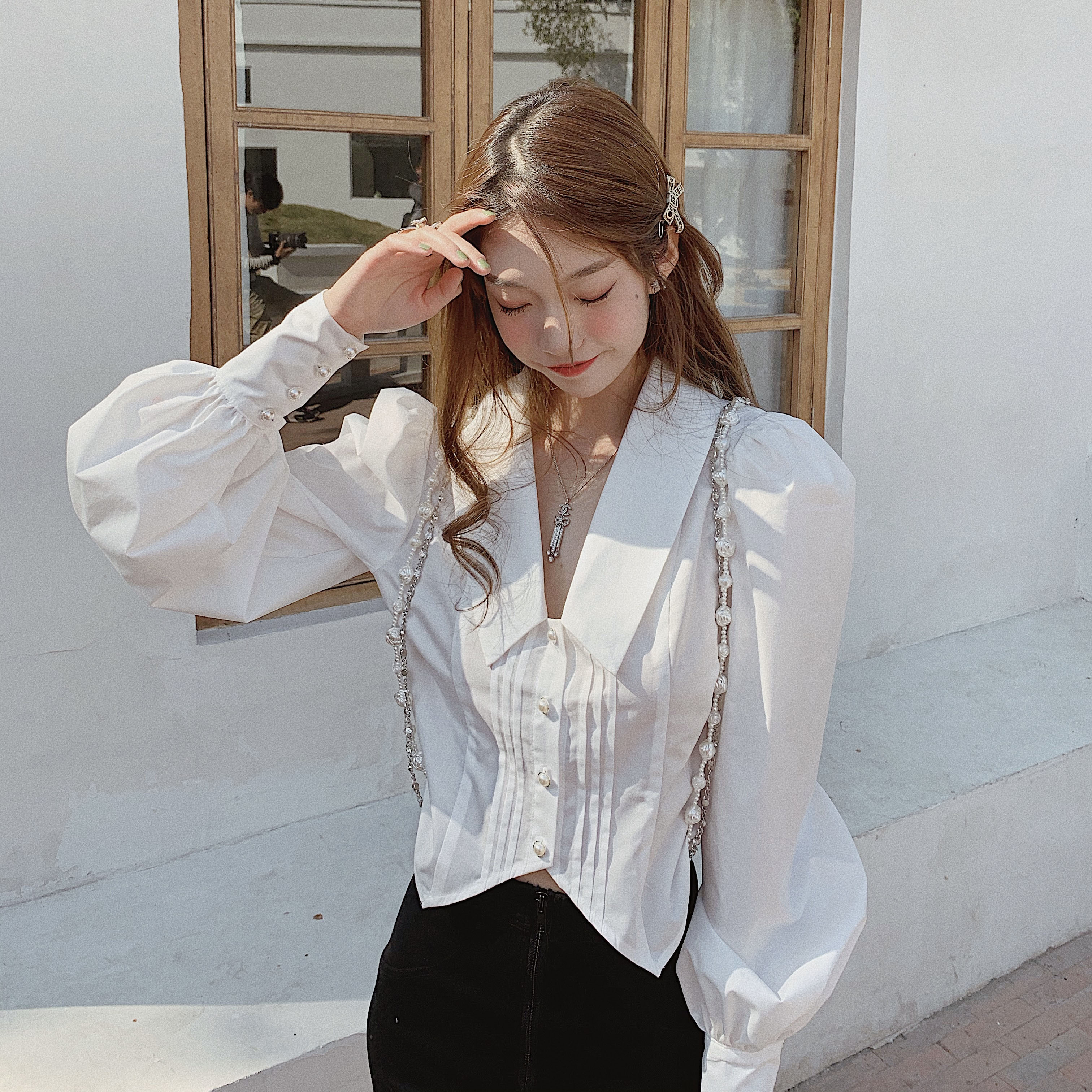 Girly Fancy Club : พรีออเดอร์ เสื้อเชิ้ตแขนยาวแฟชั่นสไตล์เกาหลี สีขาว คอวีผ่าลึก ติดกระดุมด้านหน้า แบรนด์แท้