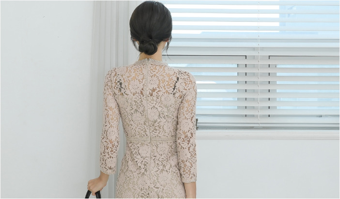 ชุดเดรสสั้นลูกไม้สีครีม เข้ารูป แขนยาว แนวเรียบหรู ดูดี