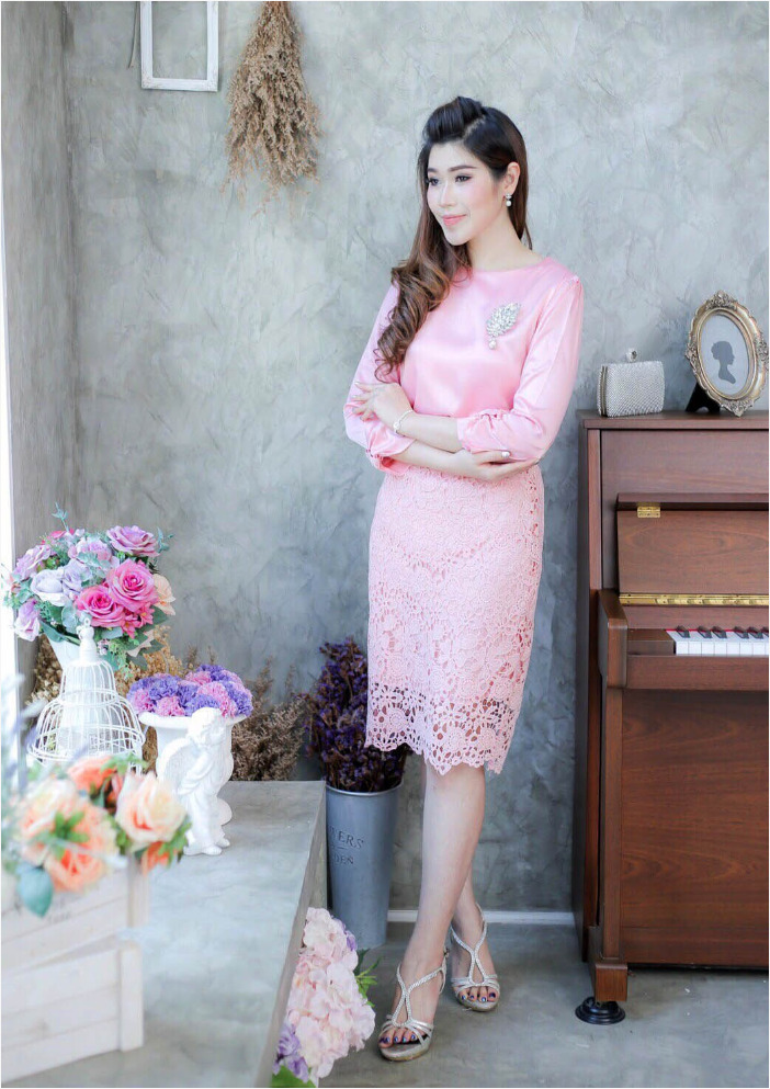 ชุดออกงาน ชุดไปงานแต่งงานสีชมพู เซ็ทเสื้อแขนยาว+กระโปรงลูกไม้ แนวเรียบหรู สวยหวาน