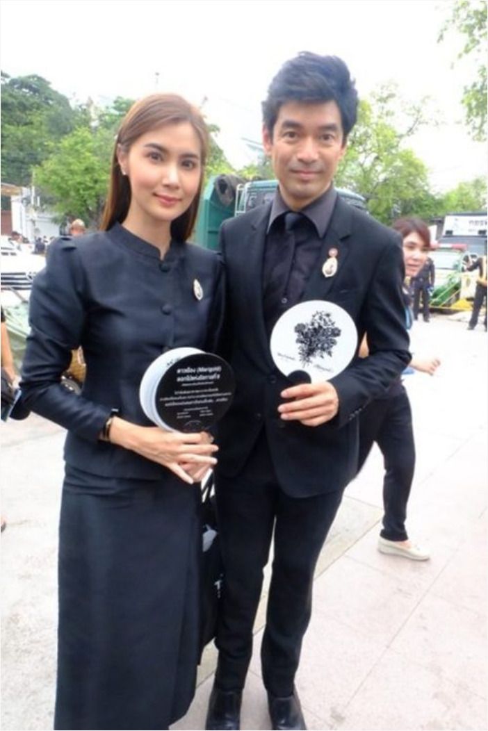 ชุดไทยจิตรลดาสีดำ แบบกระดุมหน้า ไหล่จีบ อยู่ทรงสวย พร้อมส่ง
