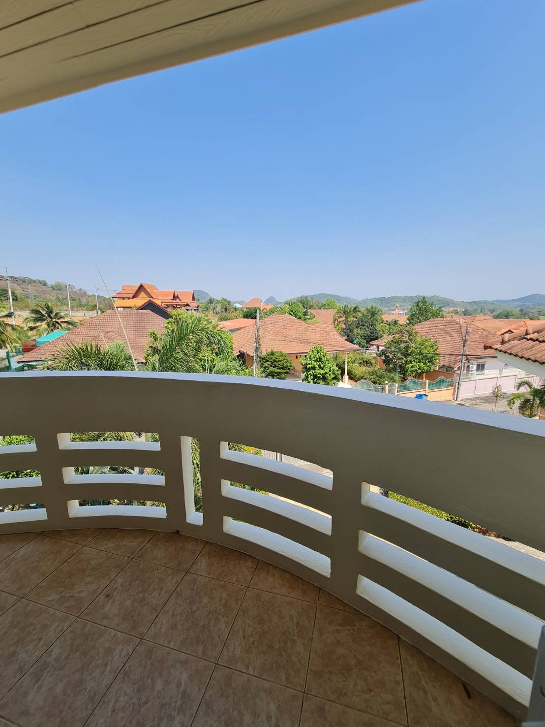 🏡 ขายบ้านเดี่ยวหลังใหญ่ วิวภูเขาล้อมรอบ หมู่บ้านพบโชคการ์เด้นฮิล (Phobchok Garden Hill) บางเสร่ – สัตหีบ