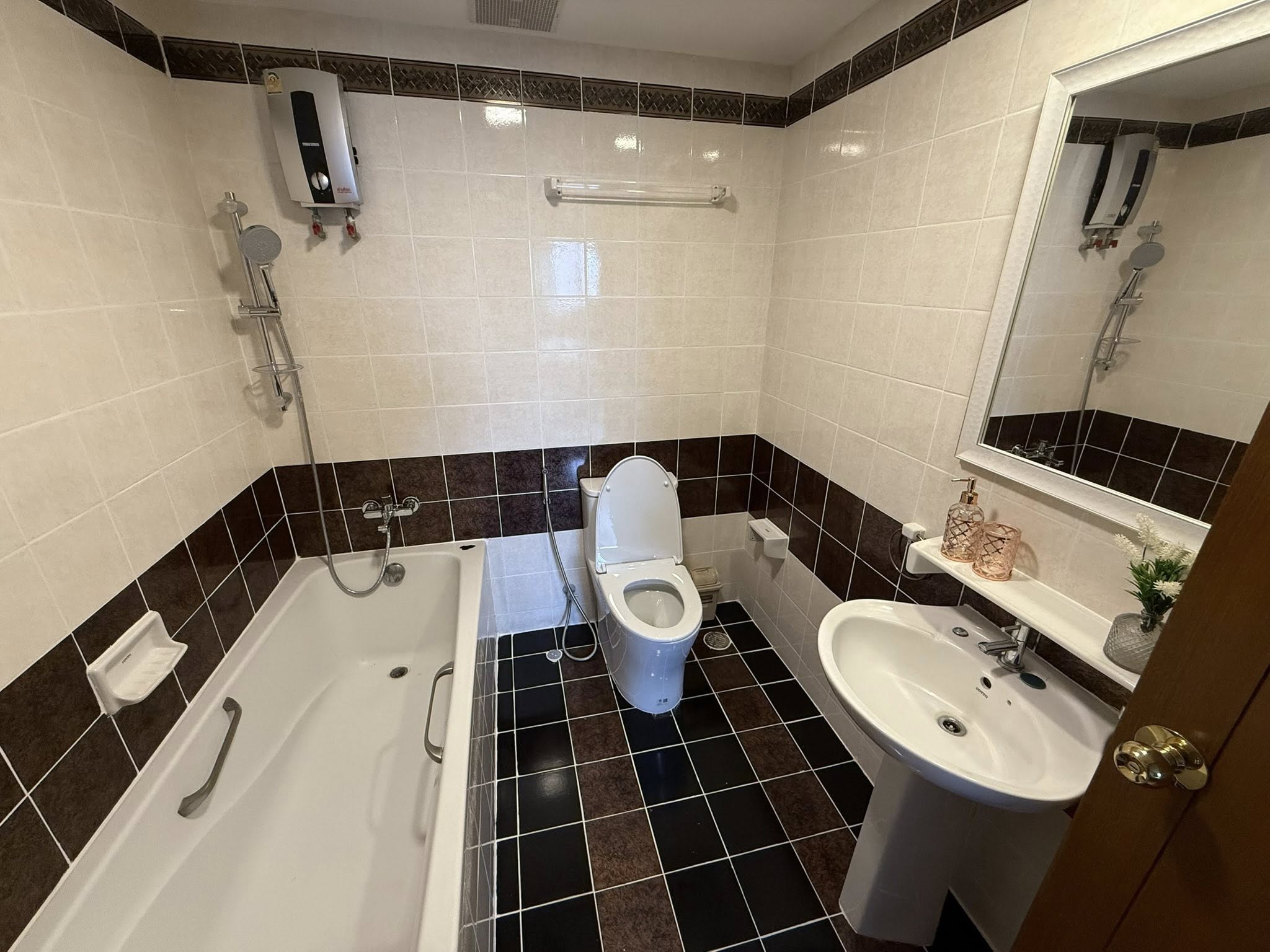 ✨ ให้เช่า United Tower Thonglor (ยูไนเต็ด ทาวเวอร์ ทองหล่อ) ✨คอนโดหรู 2 ห้องนอน ใจกลางทองหล่อ ติดถนนสุขุมวิท 55 (ซอยทองหล่อ 17)