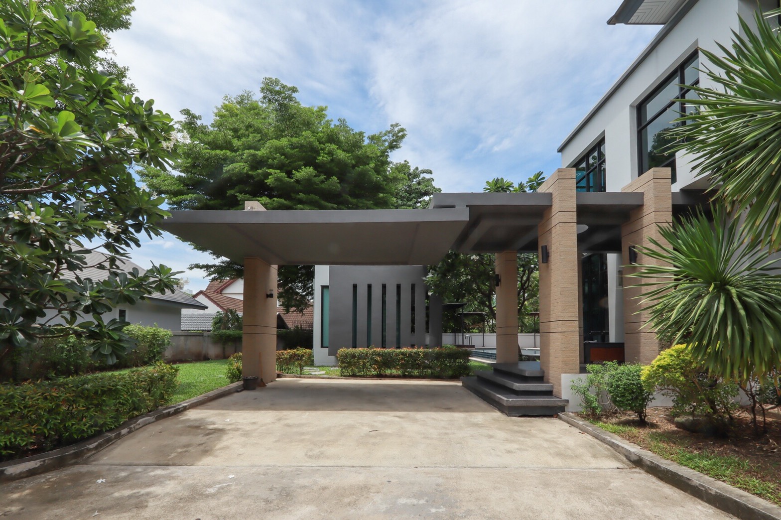 ให้เช่าบ้านเดี่ยว 2 ชั้น มีสระว่ายน้ำส่วนตัว ใกล้เอกมัย / ทองหล่อ เพียง 700-800 เมตร อยู่ถนนประดิษฐ์มนูญธรรม (ซอย ยืนยง)