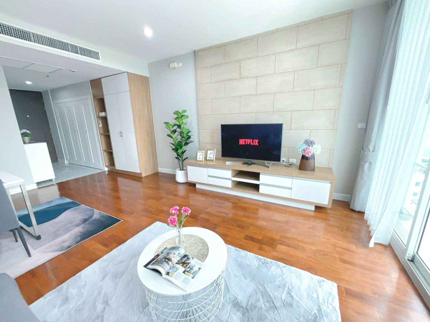 ให้เช่าคอนโด Siri Residence (สิริ เรสซิเด้นซ์) (สุขุมวิท 24) 2 ห้องนอน 2 ห้องน้ํา (1 อ่างอาบน้ํา) ขนาด 93 ตารางเมตร