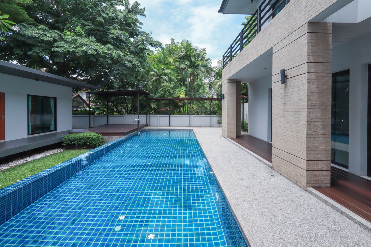 ให้เช่าบ้านเดี่ยว 2 ชั้น มีสระว่ายน้ำส่วนตัว ใกล้เอกมัย / ทองหล่อ เพียง 700-800 เมตร อยู่ถนนประดิษฐ์มนูญธรรม (ซอย ยืนยง)