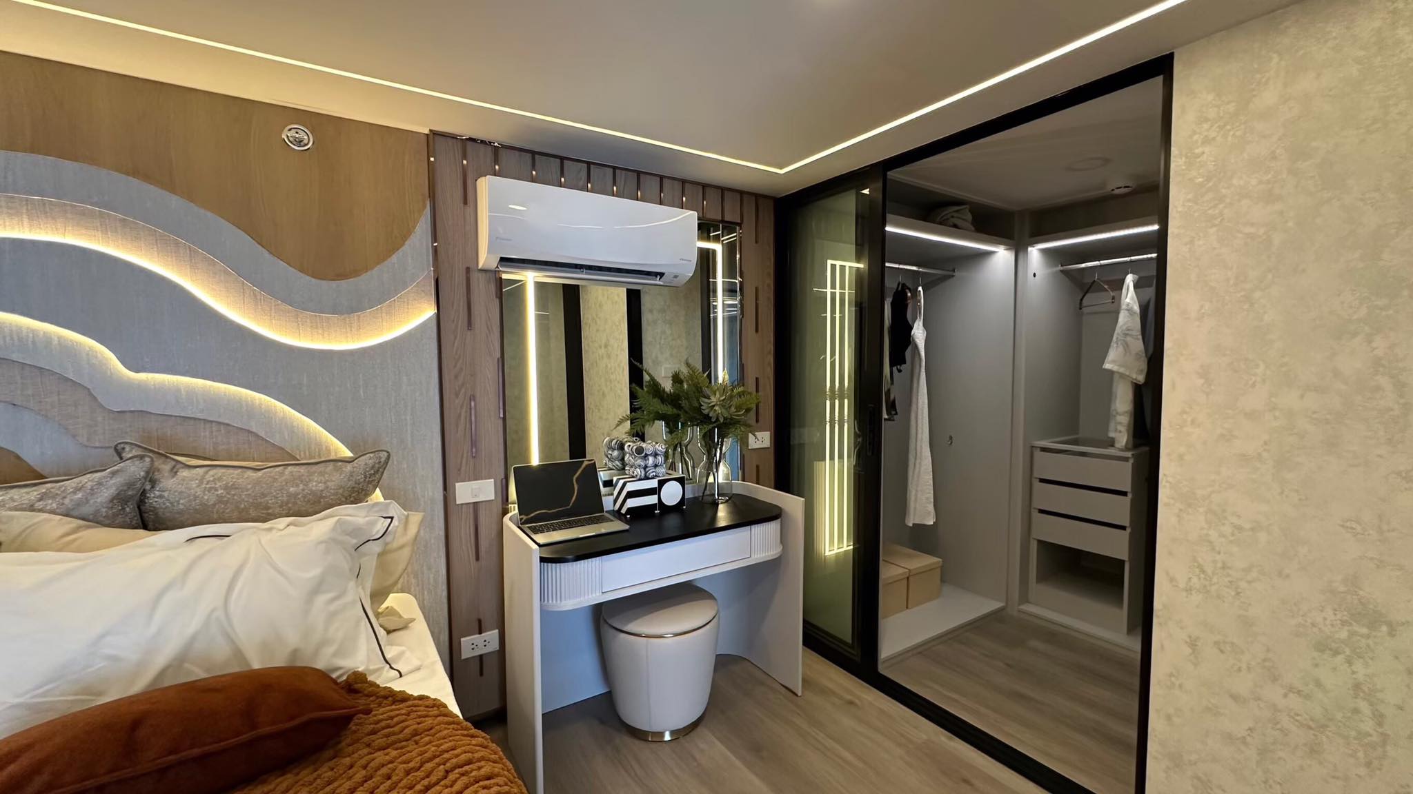 🔥 ห้ามพลาด! ให้เช่า SOHO Bangkok Ratchada คอนโดหรูสไตล์มูจิ ห้อง Duo 2 ชั้น วิวสวย ใกล้ MRT ห้วยขวาง เพียง 200 ม.! 🔥