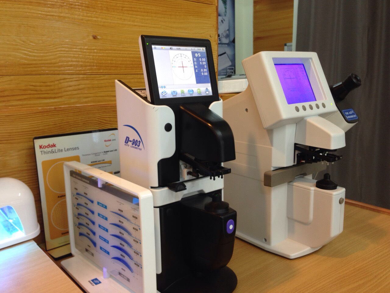 ร้านศูนย์แว่นสายตา Youoptic มีให้บริการตรวจวัดสายตาด้วยเทคโนโลยีรุ่นใหม่ เพื่อให้ลูกค้าสามารถได้ แว่นสายตา แว่นกันแดด กรอบแว่นสายตา กรอบแว่นกันแดด ที่เหมาะกับตัวลูกค้า สามารถให้ลูกค้าเลือกเลนส์แว่นกันแดด เลนส์แว่นสายตา เลนส์กันรังสีสีฟ้า เลนส์กันรังสี UV เลนส์กันรังสีจากแสงอาทิตย์ เลนส์มัลติโค๊ด เลนส์เปลี่ยนสี และศูนย์แว่นตา ยูออพติค ของเรายังมีบริการให้คำปรึกษาฟรีด้านสายตา ให้คำปรึกษาฟรีเรื่องแว่น
