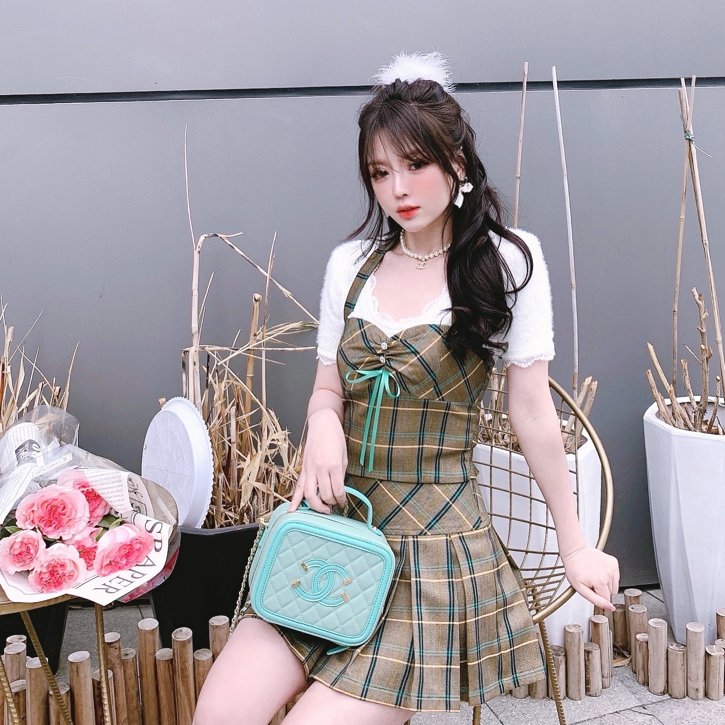 Summer Joy : พรีออเดอร์ เสื้อแฟชั่นแขนสั้นสีขาว ครอปสั้นแต่งลูกไม้น่ารักๆ (สินค้าไม่รวมเข็มกลัด) แบรนด์แท้