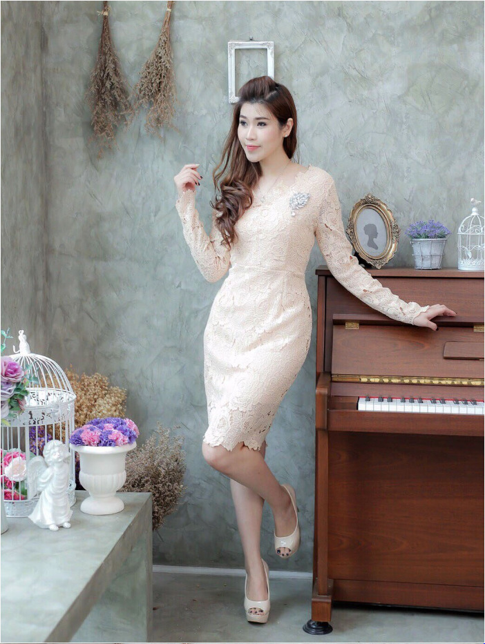 แฟชั่นชุดออกงาน ชุดไปงานแต่งงานสีครีมทอง เดรสสั้นลูกไม้ เข้ารูป แขนยาว สไตล์เรียบหรู สวย ดูดี