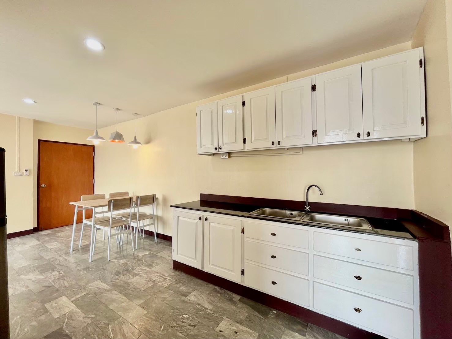 🏙 ให้เช่าคอนโด 2 ห้องนอน พร้อมที่จอดรถส่วนตัว Baan Sukhothai Ramkhamhaeng : บ้านสุโขทัย รามคำแหง ... ใกล้ MRT บางกะปิ (สายสีเหลือง) เพียง 400 ม.