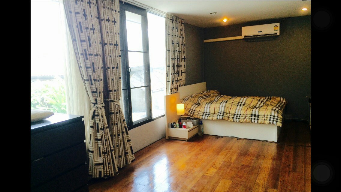 รหัสทรัพย์ 66466 ให้เช่าบ้านเดี่ยว สุขุมวิท 36 ,พระราม 4 ใกล้ตึกมาลีนนท์ 4 ห้องนอน 4 ห้องน้ำ 2 ห้องนั่งเล่น 2 ห้องครัว พื้นที่ใช้สอย 220 ตร.ว จอดรถได้ 8 คัน อนุญาต ให้เลี้ยงสัตว์ได้