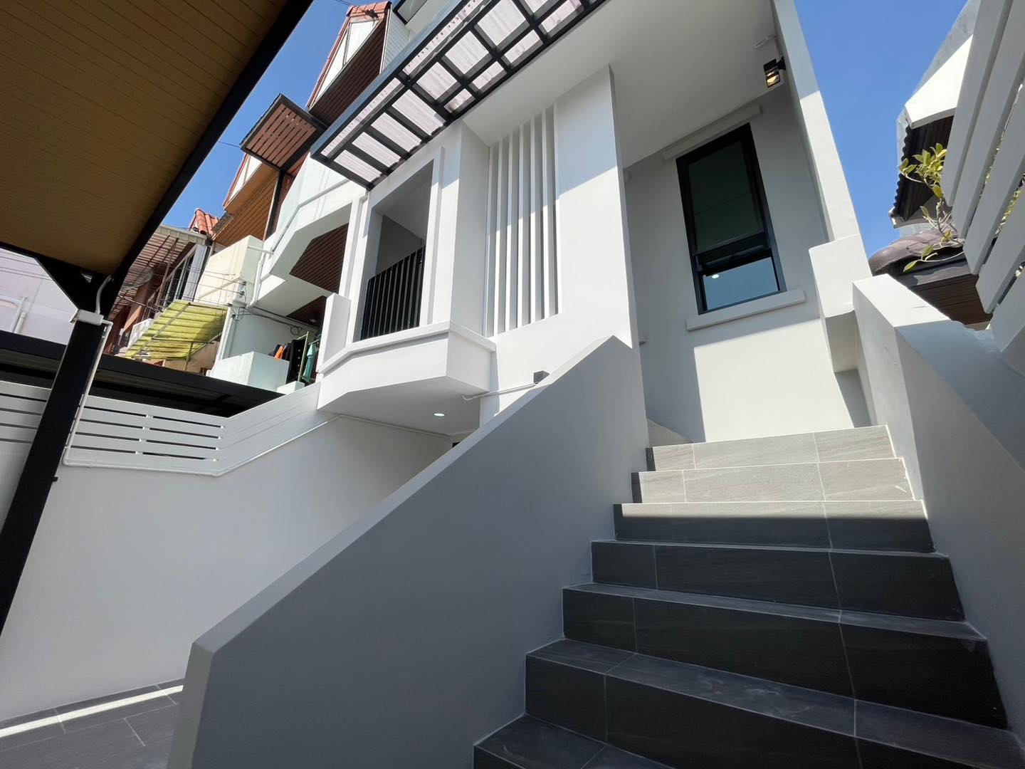 ด่วน! ทาวน์โฮม 3 ชั้น ติวานนท์ 43 ใกล้ MRT สามัคคี ✨ รีโนเวทใหม่หมดจด! ราคาพิเศษ ฿3.99 ล้าน